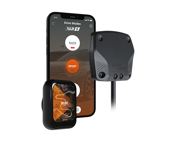 RaceChip XLR5 control unit with smartphone and control unit. The app shows the driving modes RACE, SPORT and ECO, SPORT mode is active.